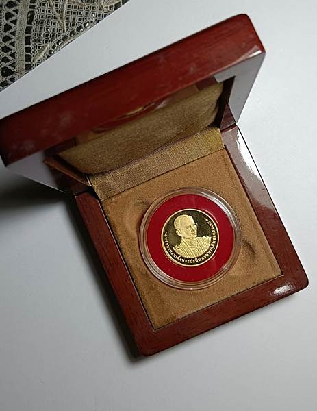 เหรียญฉลองสิริราชสมบัติครบ 70 ปี 9 มิถุนายน 2559 เนื้อทองคำ หน้าเหรียญ 16000 น้ำหนัก14.9 เกือบ1 บาท(15.2กรัม))