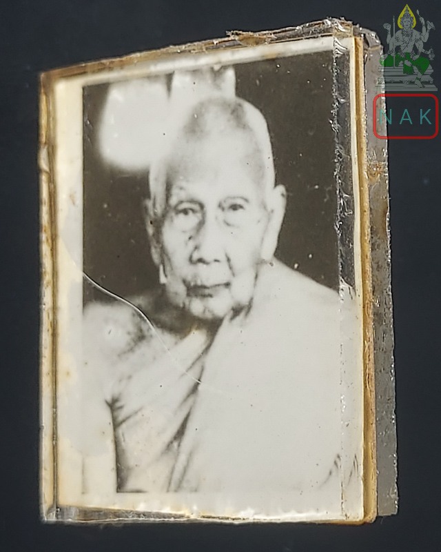 รูปถ่ายอัดกระจก หลวงปุ่สุข วัดโพธิ์ทรายทอง จัดสร้างในปี 2512 ออกที่วัดชิโนรส