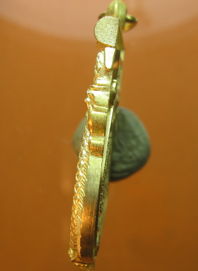 เหรียญเสมาฉลุหลวงพ่อคูณ วัดบ้านไร่ รุ่นพุทธคูณสยาม เนื้อทองระฆัง ปี2554 ตอกหมายเลข1817