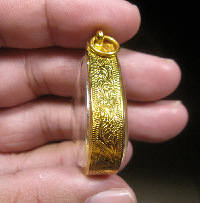 พระกลีบบัว กรุวัดลิงขบ เนื้อดิน ปี2410 สภาพสวย เลี่ยมทองร้านทองใบใหญ่อย่างดี(76%) พร้อมบัตรรับรอง