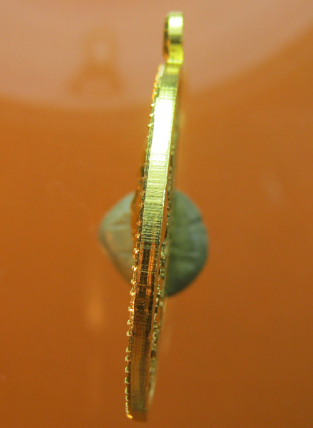 เหรียญหลวงพ่อคูณ วัดบ้านไร่ รุ่นเจริญพรบนครึ่งองค์89 เนื้อทองคำลงยาสีเหลือง ตอกหมายเลข17 ปี2555 
