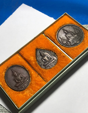 ชุดเหรียญพระแก้วมรกต รุ่นฉลอง 200 ปีกรุงรัตนโกสินทร์ สร้างเมื่อ พ.ศ.2525 ประกอบพิธีพุทธาภิเษก ณ อุโบสถ วัดพระศรีรัตนศาสดาราม