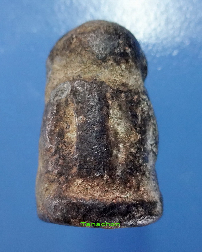 พระหน้านกฮูก กรุวัดชายทุ่ง สุพรรณบุรี
