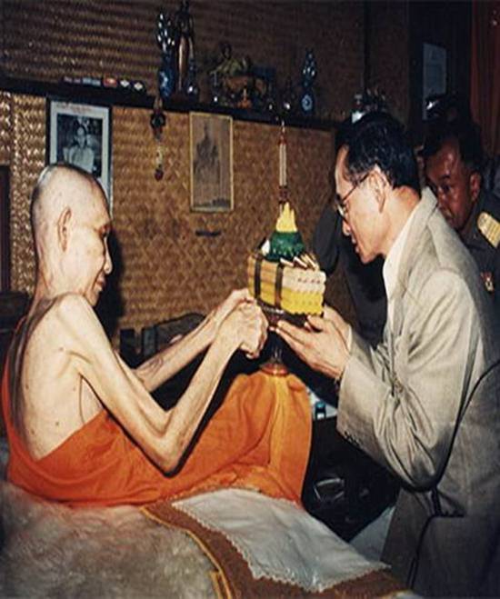 พระพิมพ์ซุ้มกอ หลวงพ่อเกษม เขมโก รุ่นเบญจบารมี เนื้อเงิน ปี 36