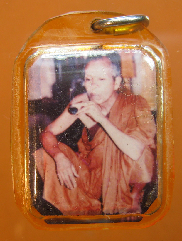 ภาพถ่ายหลวงพ่อคูณ วัดบัานไร่ พร้อมตะกรุด3ดอกมีรอยจารของหลวงพ่อคูณท่าน 